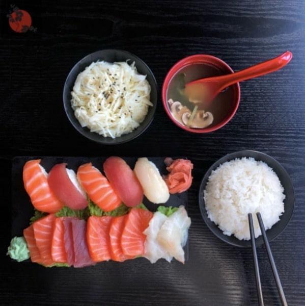 10 sashimi assortis: 2 thon, 6 saumon, 2 daurade, 5 sushi assortis: 2 saumon, 2 thon, 1 daurade