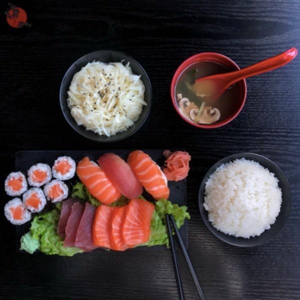 6 sashimi assortis: 3 thon, 3 saumon, 3 sushi assortis, 6 maki saumon