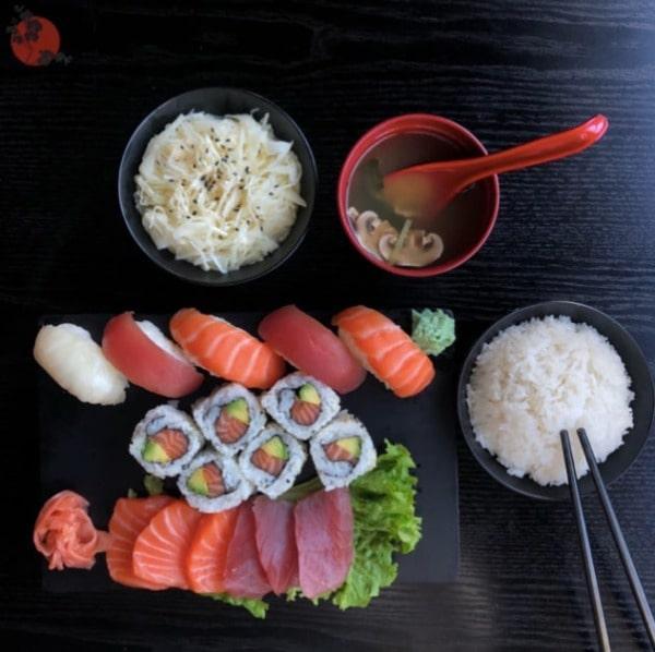 3 sashimi thon, 3 sashimi saumon, 5 sushi assortis, 6 California saumon avocat
