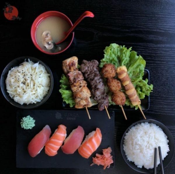 4 sushi, 2 thon, 2 saumon