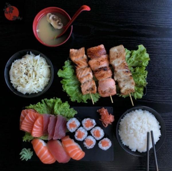 6 sashimi: 3 saumon, 3 thon, 3 sushi : 2 saumon, 1 thon, 6 maki saumon, 3 brochettes : 2 saumon, 1 thon