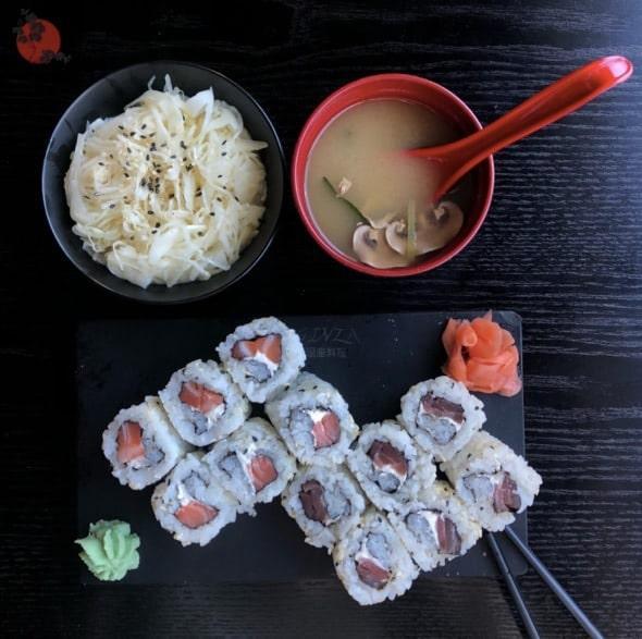 12 California maki, 6 saumon fromage, 6 thon fromage