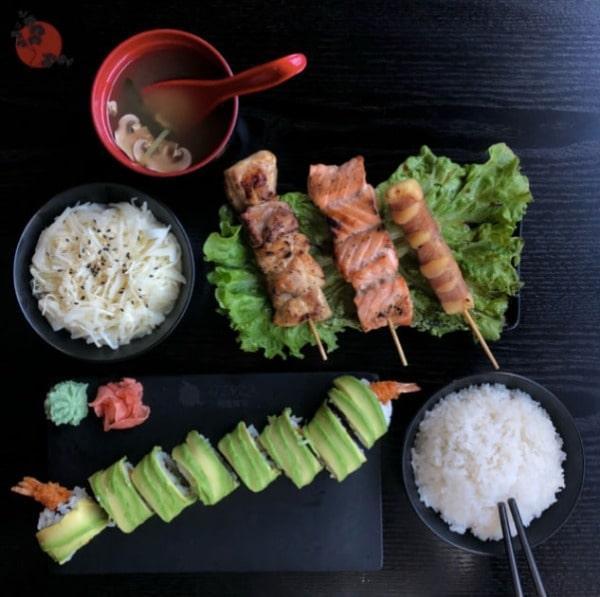 8 pieces dragon roll, 3 brochettes: 1 poulet, 1 boeuf fromage, 1 saumon