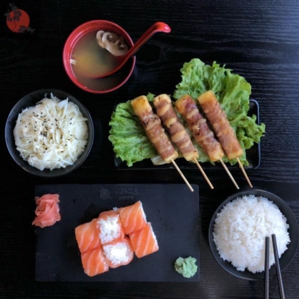 6 saumon cheese roll, 4 brochettes:4 boeuf fromage