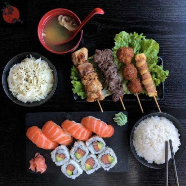 6 Sashimi saumon et 6 california avocat saumon, assortiment de 4 brochettes