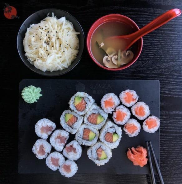 18 maki assortis:6 maki saumon, 6 maki thon, 6 California saumon avocat