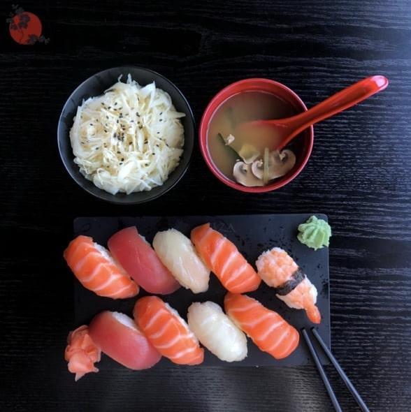9 sushi assortis: 4 saumon, 2 thon, 2 daurade, 1 crevette