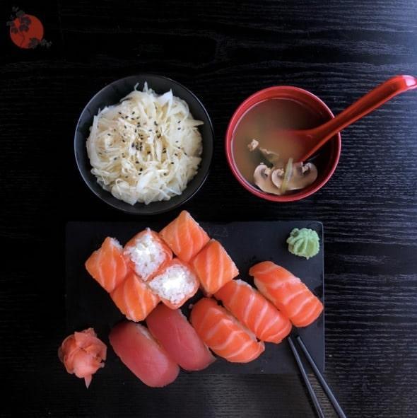 5 sushi: 3 saumon, 2 thon et 6 saumon cheese roll
