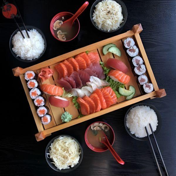 2 soupes, 2 Salades, 2 Riz maki saumon, 6 maki thon, 24 sashimi assortis, 2 sushi saumon, 2 sushi thon