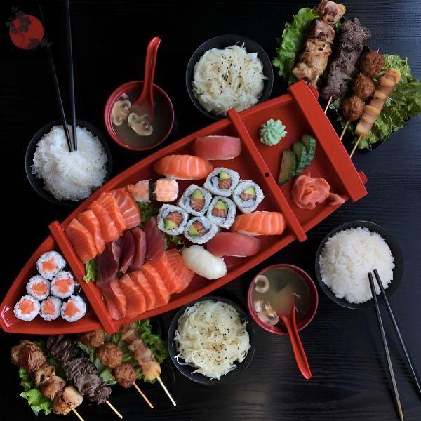 2 Soupes, 2 Salades, 2 Riz, 6 maki saumon, 6 maki California avocat saumon, 6 sushi assortis, 18 sashimi assortis. 8 brochettes: 2 poulet, 2 boulette de poulet, 2 boeuf fromage, 2 boeuf