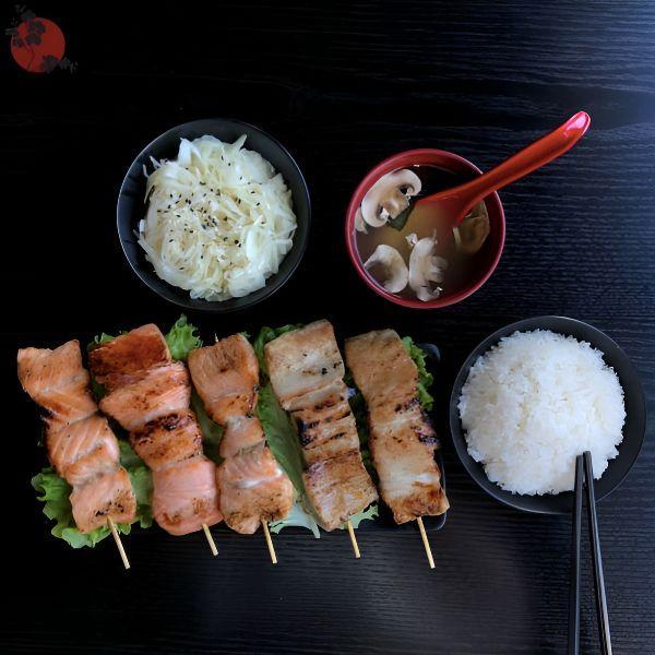 5 brochettes: 3 saumon , 2 thon