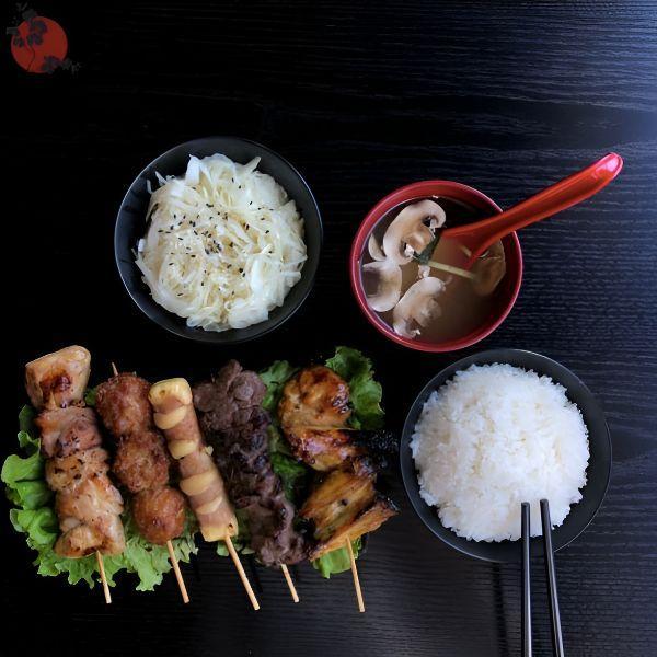 5 brochettes: 1 poulet, 1 boeuf, 1 boulette de poulet, 1 boeuf fromage, 1 aile de poulet