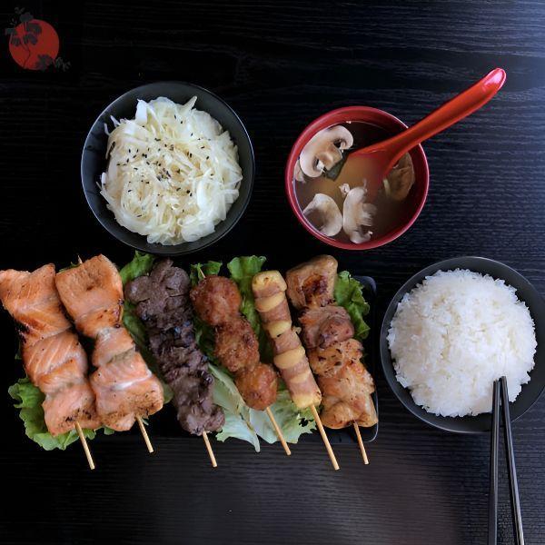 6 brochettes: 1 poulet, 1 boeuf, 1 boulette de poulet, 1 boeuf fromage, 2 saumon