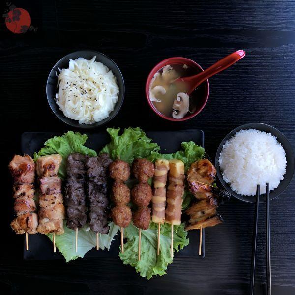 9 brochettes: 2 poulet, 2 boeuf, 2 boulettes de poulet, 2 boeuf fromage, 1 aile de poulet