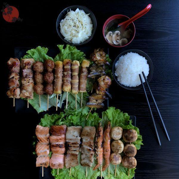 18 brochettes: 2 poulet, 2 boulette de poulet, 4 boeuf fromage, 2 aile de poulet, 2 saumon, 2 thon, 2 gambas, 2 champignon